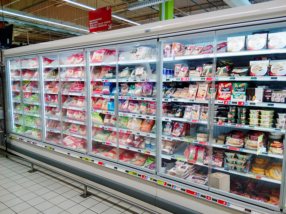 photo des frigos d’un rayon frais dans un magasin Auchan